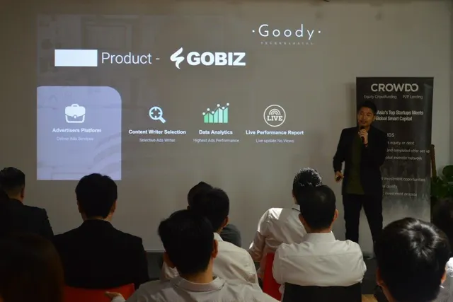 Aaron Lim presenting Goody's Gobiz product at a Crowdo event in 2017