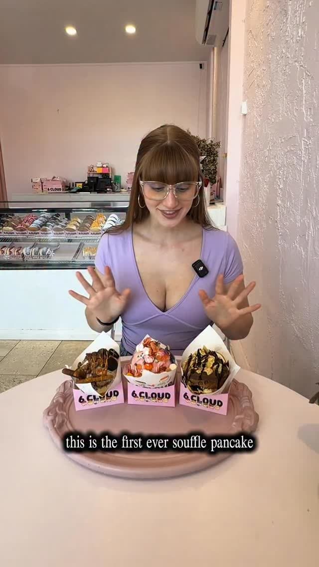 Trying the first ever gelato souffle sandwich in Toronto 🍧🥞