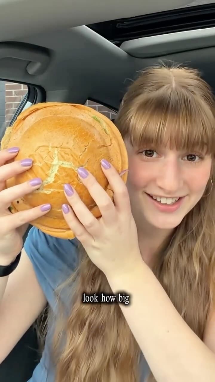 Trying the massive korean style fried chicken burger 🍔